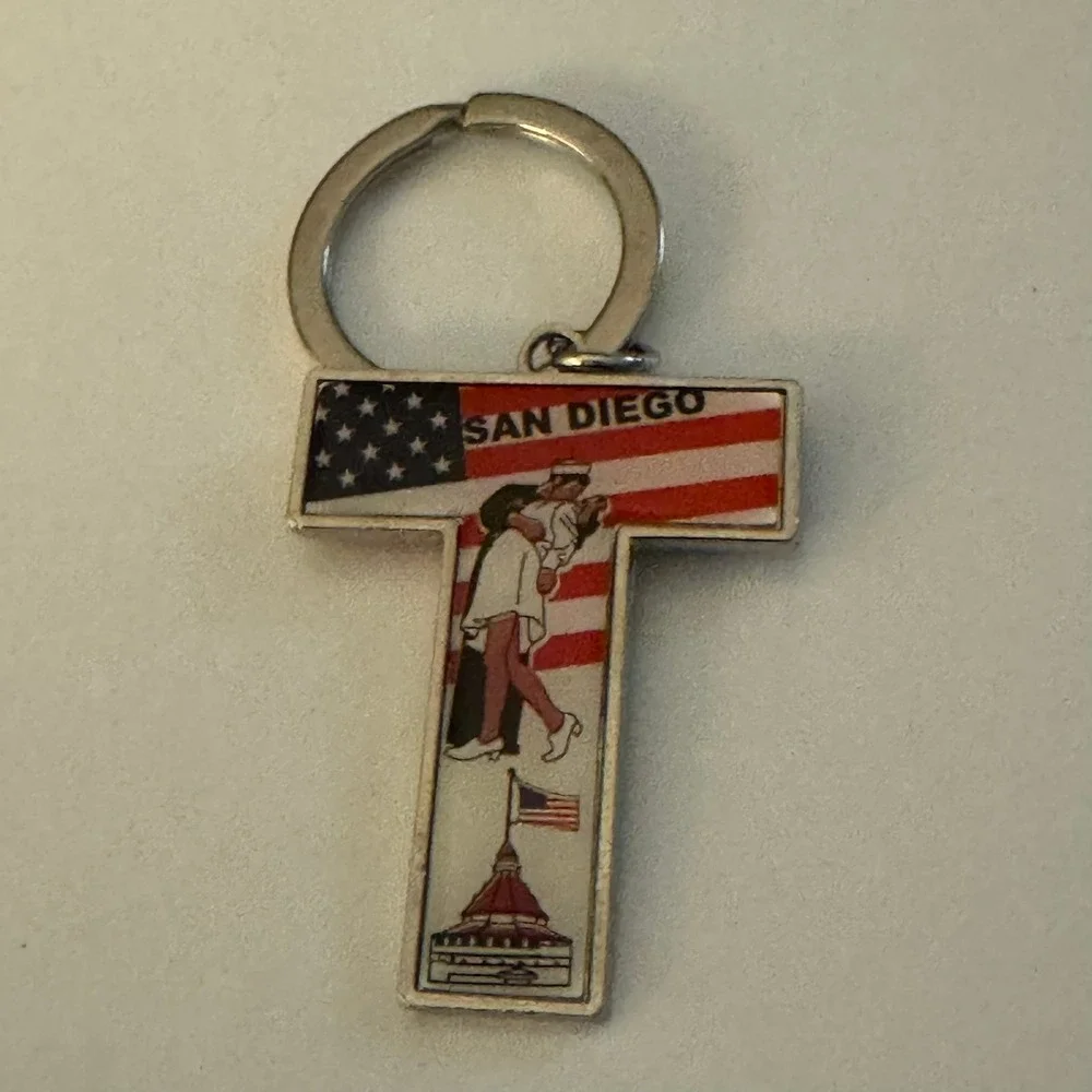 San Diego Souvenir Keychain US Navy Kissing Sailor VJ Day‎ Landmark